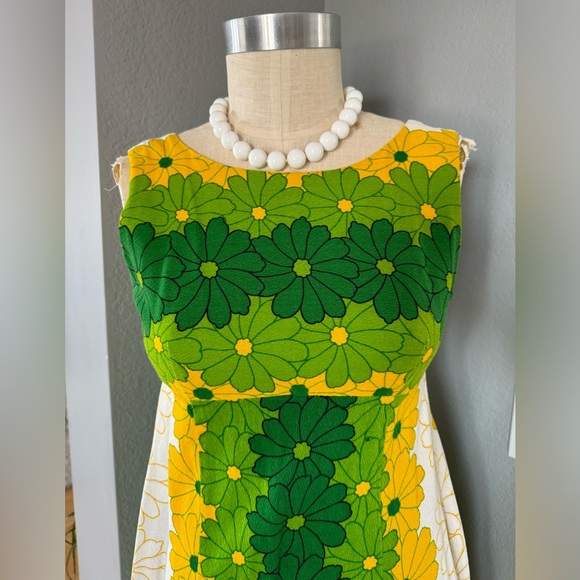 100% Cotton Vintage 1960s Ui-Maikai Flower Dress - Picture 10 of 10